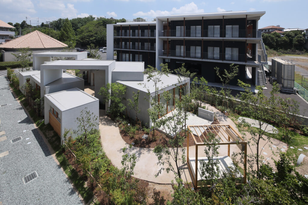 大きさの違う箱を組み上げた託児所