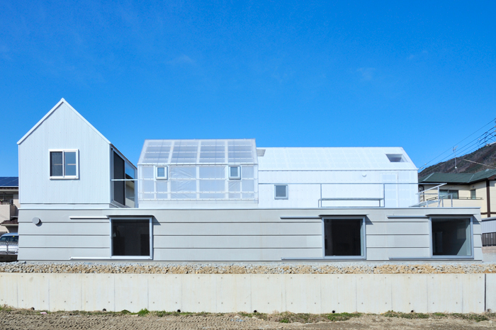 屋根や外壁から光が溢れるスタイリッシュな家