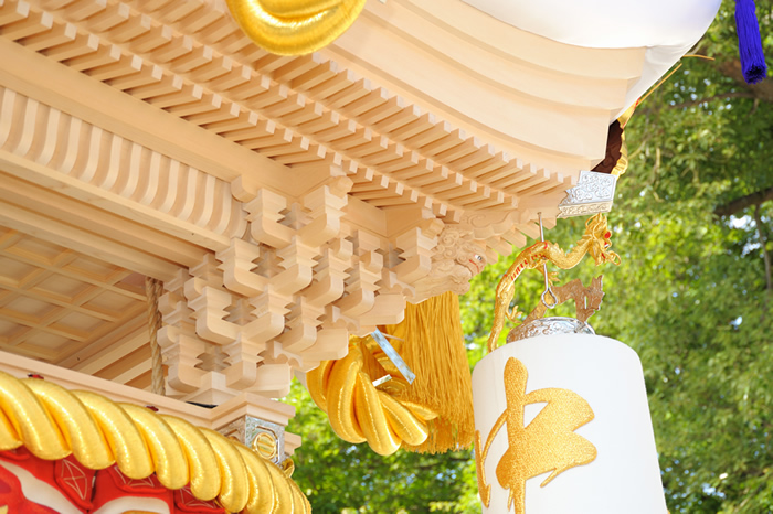 独自の反り屋根の布団屋台