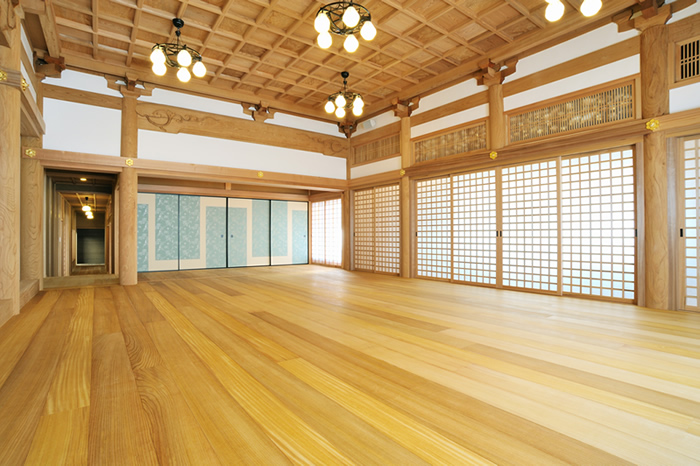 総けやき造りの本堂のお寺