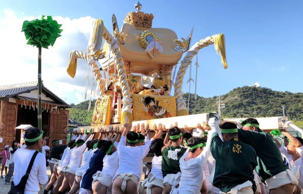 美しく気概に満ちた祭礼屋台